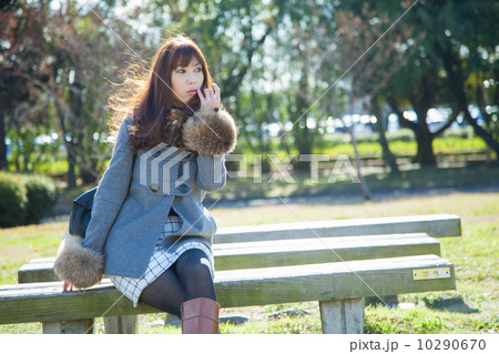 公園にいる女性 10290670