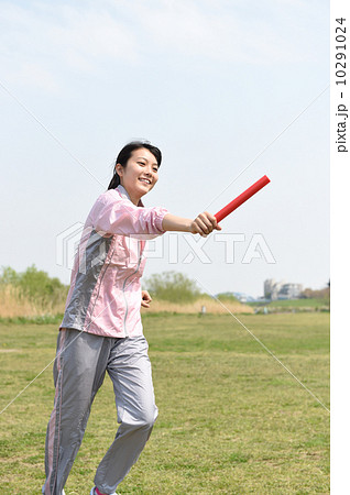 バトンを渡す女性 10291024