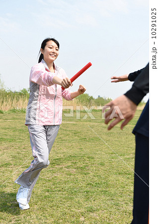 バトンを渡す女性 10291025