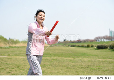 バトンを渡す女性 10291031