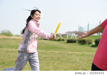 バトンを渡す女性 10291032