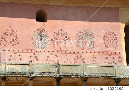 かわいいピンクの壁画を持つ世界遺産アンベール城のハーレムの写真素材