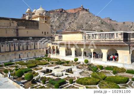 マハーラージャが居住した歓喜の間とペルシア式の泉水庭園 10291100