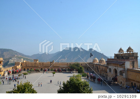 世界遺産アンベール城の前庭と月門(左)、太陽門(右) 世界遺産アンベール城の前庭と月門(左)、太陽門(右) 10291109