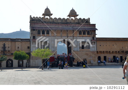 象のタクシーが出入りする世界遺産アンベール城の太陽門 象のタクシーが出入りする世界遺産アンベール城の太陽門 10291112