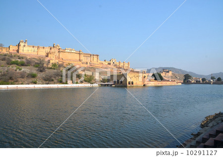 岩山の上に建つ堅固な城塞、世界遺産アンベール城 10291127