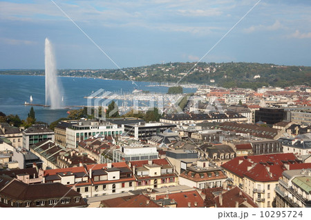fountain and city view of Geneva 10295724