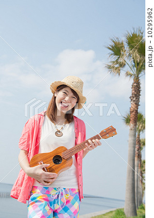 ウクレレを持った南国リゾートの女性 ウクレレを持った南国リゾートの女性 10295962