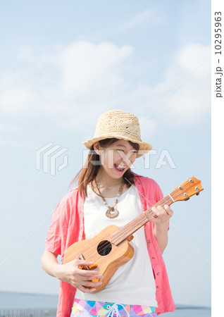 ウクレレを持った南国リゾートの女性 10295963