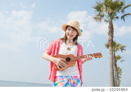 ウクレレを持った南国リゾートの女性 10295964