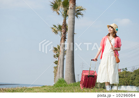 スーツケースを持った南国リゾートの女性 10296064