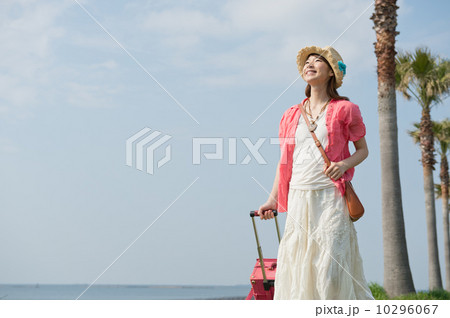 スーツケースを持った南国リゾートの女性 スーツケースを持った南国リゾートの女性 10296067