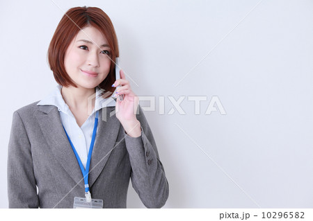 スマートフォンを使う女性 スマートフォンを使う女性 10296582