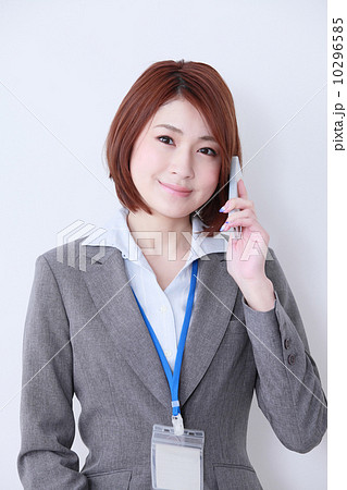 スマートフォンを使う女性 スマートフォンを使う女性 10296585