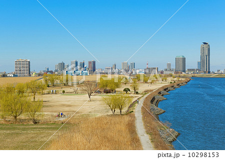 鹿浜橋より都民ゴルフ場と川口元郷の高層住宅を臨む 10298153