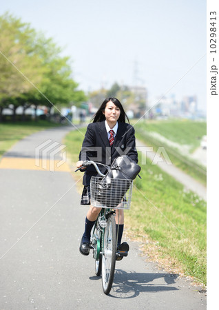 自転車と女性 10298413