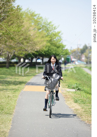 自転車と女性 10298414