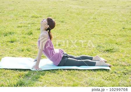 公園でヨガをする女性 公園でヨガをする女性 10299708