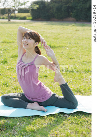 公園でヨガをする女性 10299714