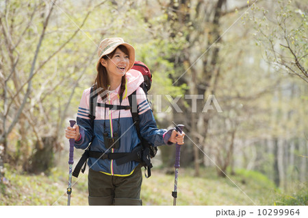 登山をする女性 登山をする女性 10299964