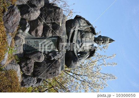 桜を背にした源氏山の源頼朝公 10300050
