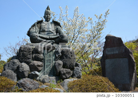 桜を背にした源氏山の源頼朝公 桜を背にした源氏山の源頼朝公 10300051