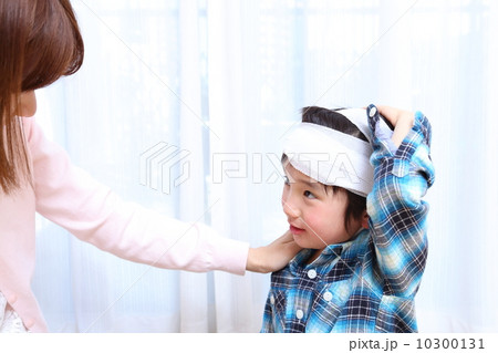 怪我をした子供と母親 怪我をした子供と母親 10300131