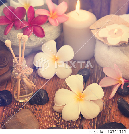Spa treatment setting with frangipani 10301546