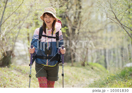 登山をする女性 10301830