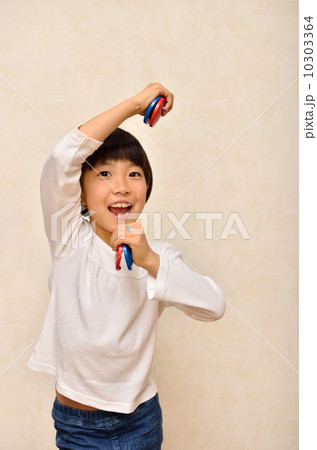 カスタネットで演奏する女の子 10303364