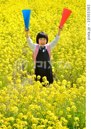 菜の花畑で応援する新一年生の女の子 10303365