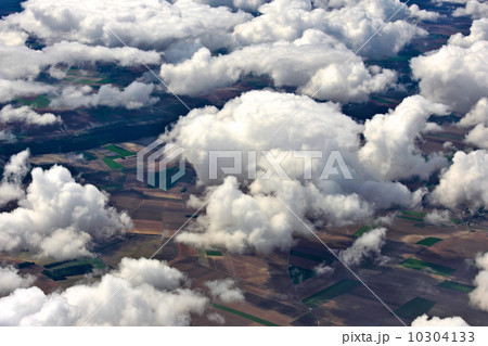 雲の合間からの田園風景 10304133