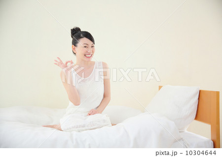 女性・ベッドルーム 10304644
