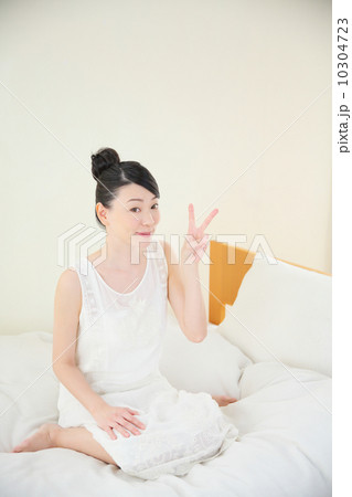 女性・ベッドルーム 10304723