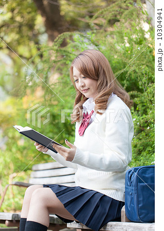 勉強する高校生 10304941