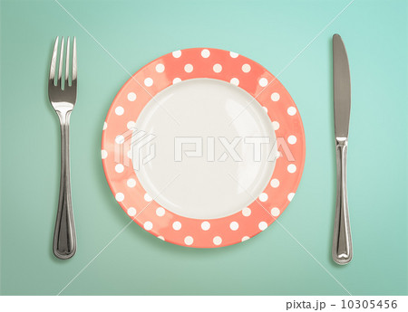 Retro polka dot plate with fork and knife top view Retro polka dot plate with fork and knife top view 10305456
