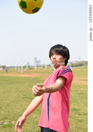 ヘッディングする男子 10309662