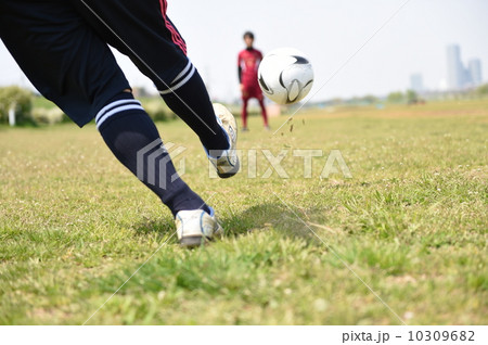 サッカーボールを蹴る サッカーボールを蹴る 10309682