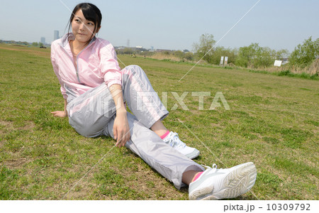 伸びをする女性 10309792