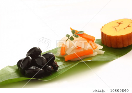 黒豆　伊達巻　なます　お節料理　白背景 10309840