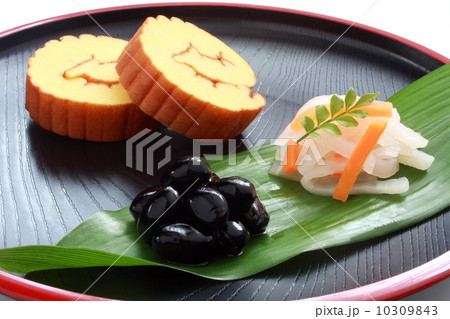 黒豆　伊達巻　なます　お節料理　白背景 10309843
