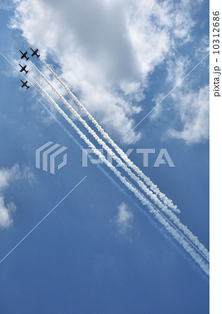 Aerobatic team at airshow Aerobatic team at airshow 10312686