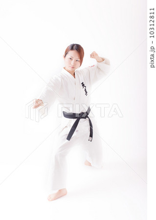 真剣な表情で空手をする20代の若い日本の女性 真剣な表情で空手をする20代の若い日本の女性 10312811