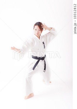 真剣な表情で空手をする20代の若い日本の女性 真剣な表情で空手をする20代の若い日本の女性 10312812