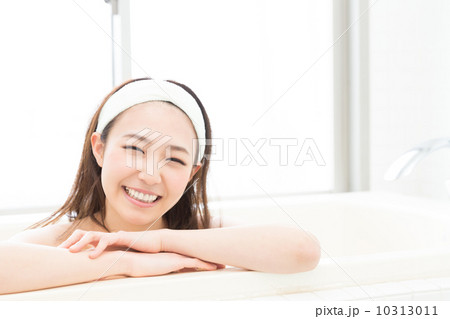 お風呂に入る女性 お風呂に入る女性 10313011