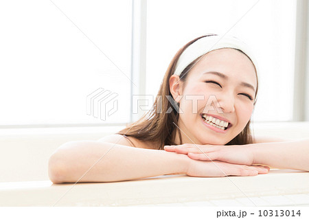 お風呂に入る女性 お風呂に入る女性 10313014