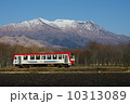 冠雪した阿蘇山とローカル線 10313089