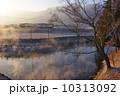 冬の朝霧とローカル線 10313092
