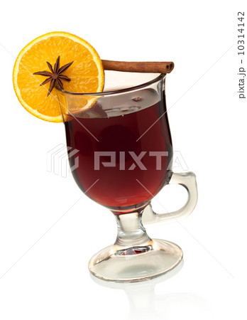 Hot mulled wine with orange slice, anise and cinnamon 10314142