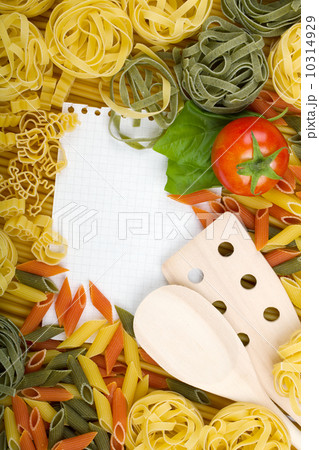 Note paper on Italian pasta background Note paper on Italian pasta background 10314929